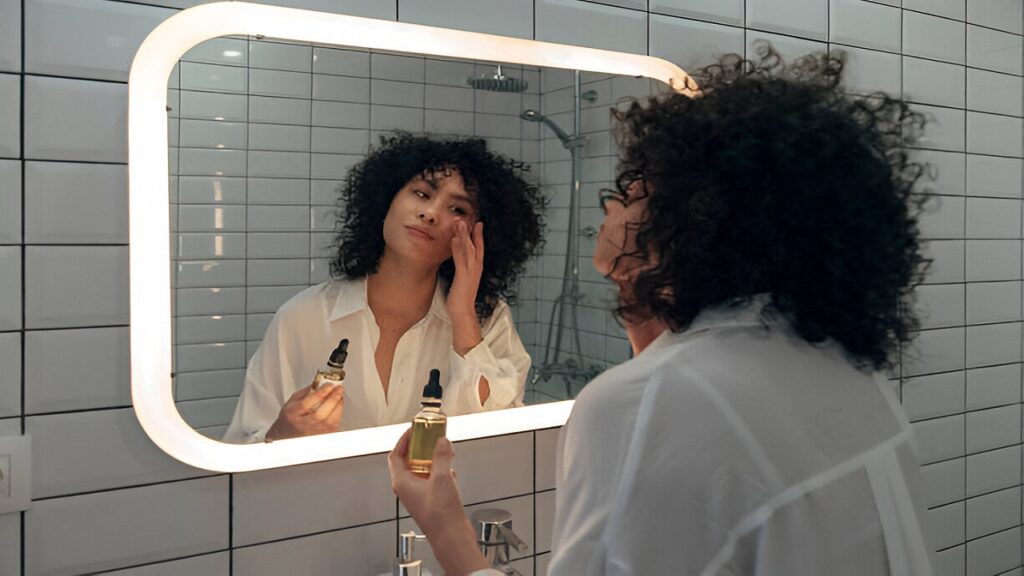 How to apply face serum